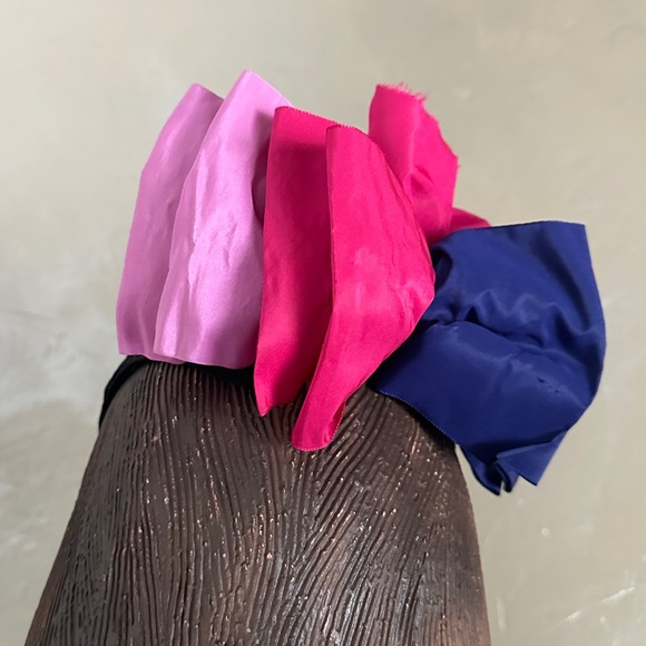 DELIGHTFUL VINTAGE BLACK LACE PATTERN STRAW CAP WITH MULTICOLORED FABRIC BOWS main image 16